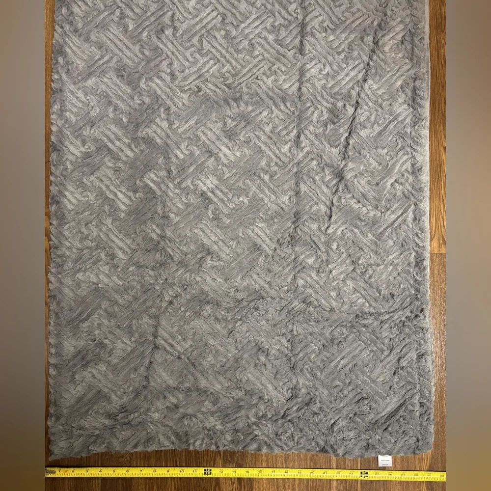 Limited edition soft gray plush throw - Picture 12 of 17